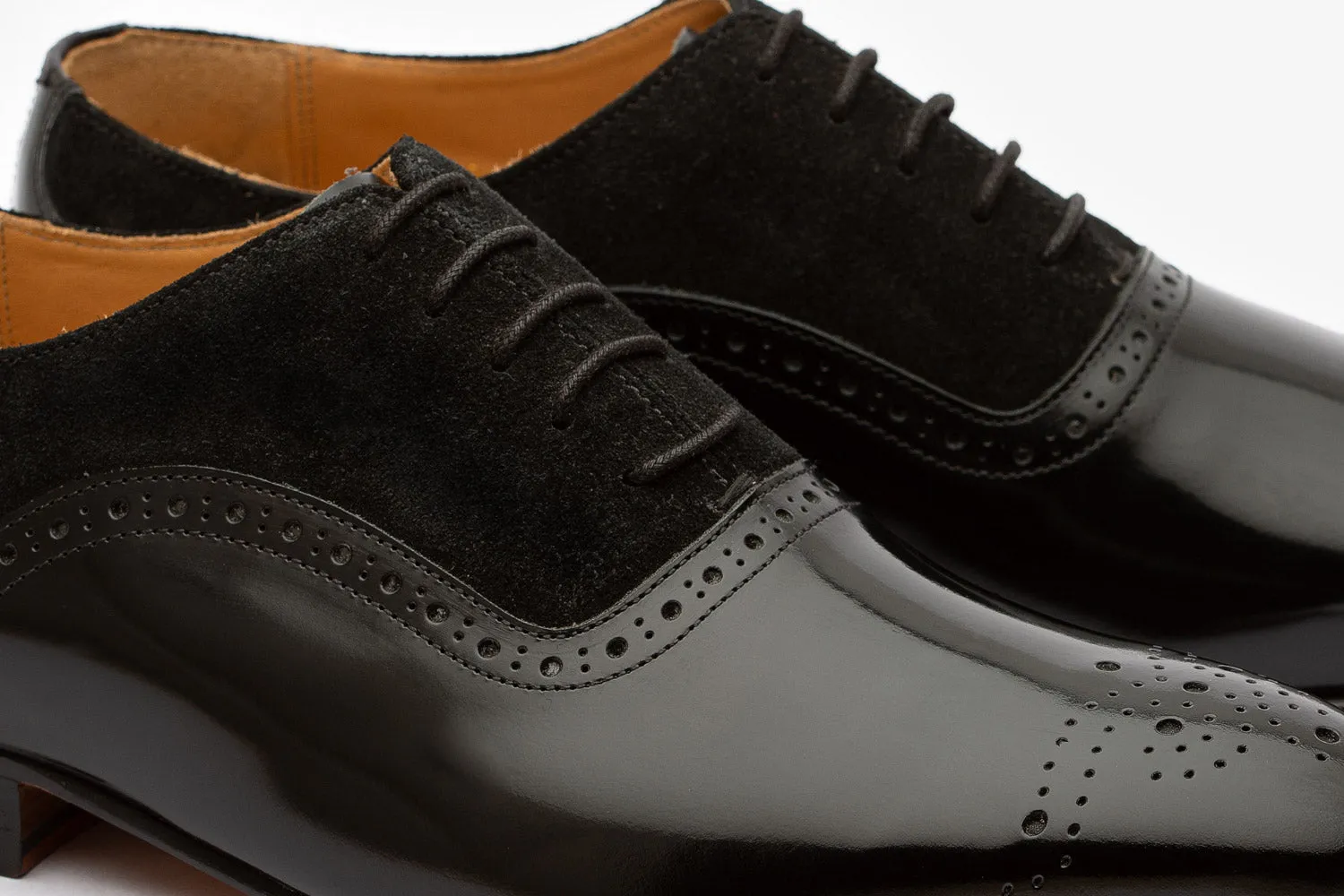 Brogue oxford with medalion